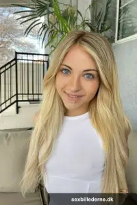 Amateur girlfriend Emma Bugg flaunts her cute petite body and tasty holes