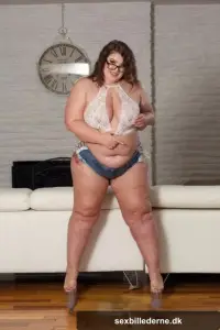 Chubby amateur Karla Lane unveils her big tits and hairy pussy in a solo