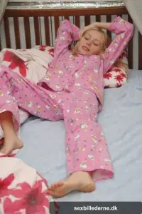 Natural blonde slips a hand down her pyjama bottoms to masturbate